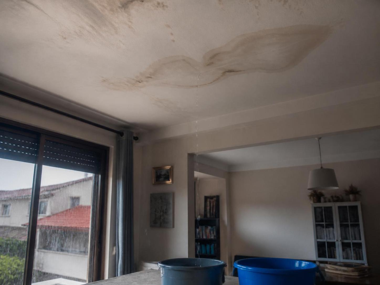 apprenez à réparer rapidement une fuite de toiture avec nos conseils pratiques et efficaces pour protéger votre maison des infiltrations d'eau.