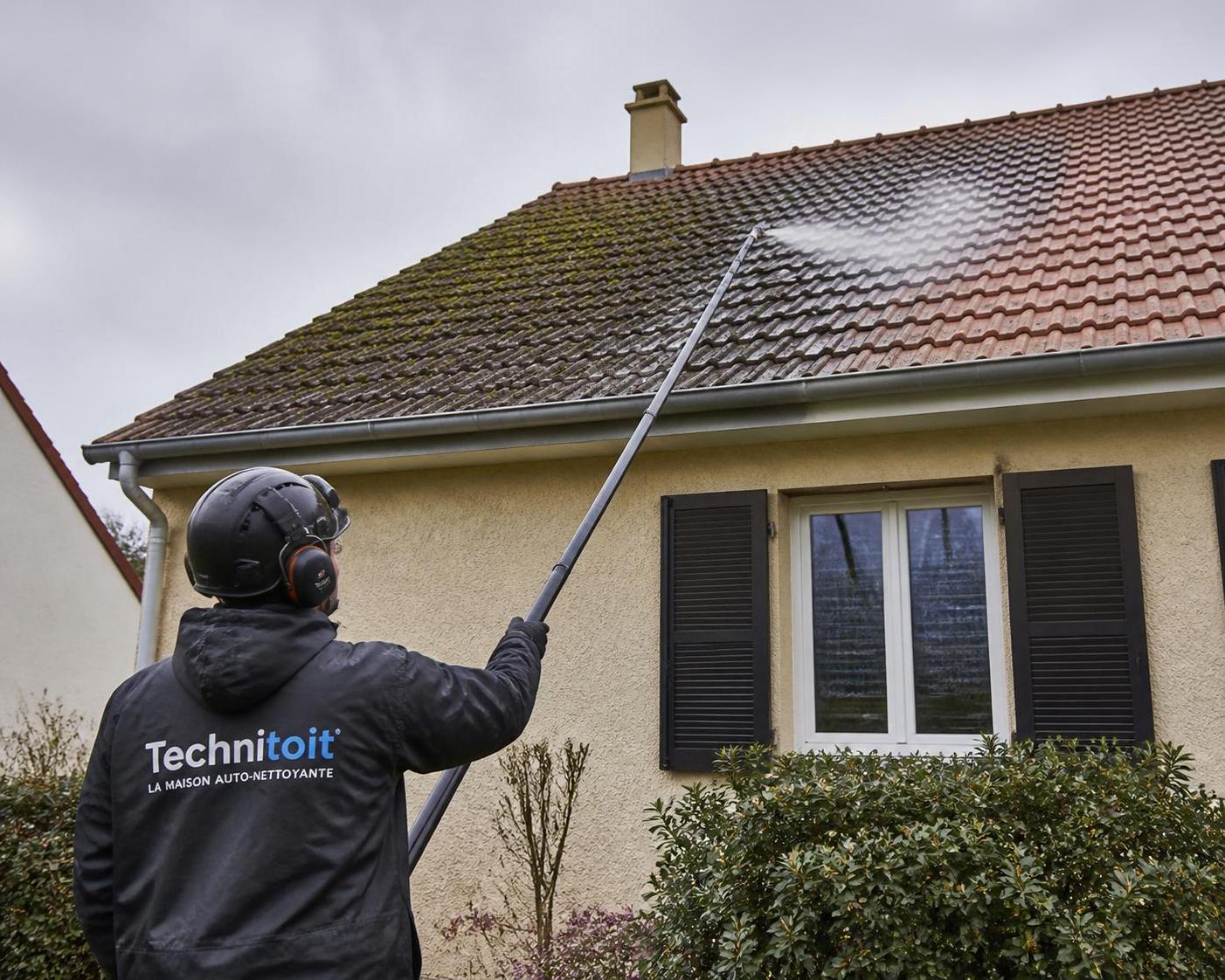 découvrez nos solutions efficaces de nettoyage de toiture sans escalader votre toit, pour un entretien sécuritaire et professionnel de votre maison.