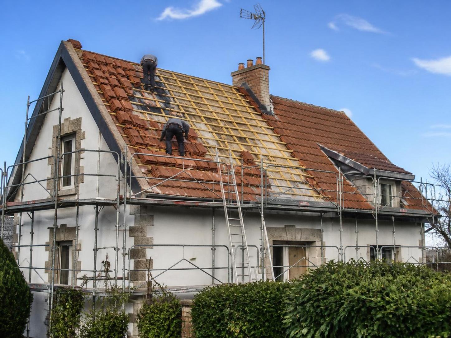 découvrez le prix du remplacement de toiture en tuile au m² : guide complet, conseils et estimation pour bien préparer vos travaux de rénovation.