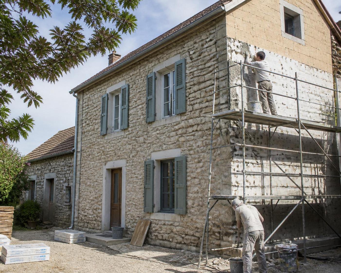 découvrez les différentes aides financières et démarches pour rénover une vieille maison et améliorer votre confort tout en réalisant des économies.