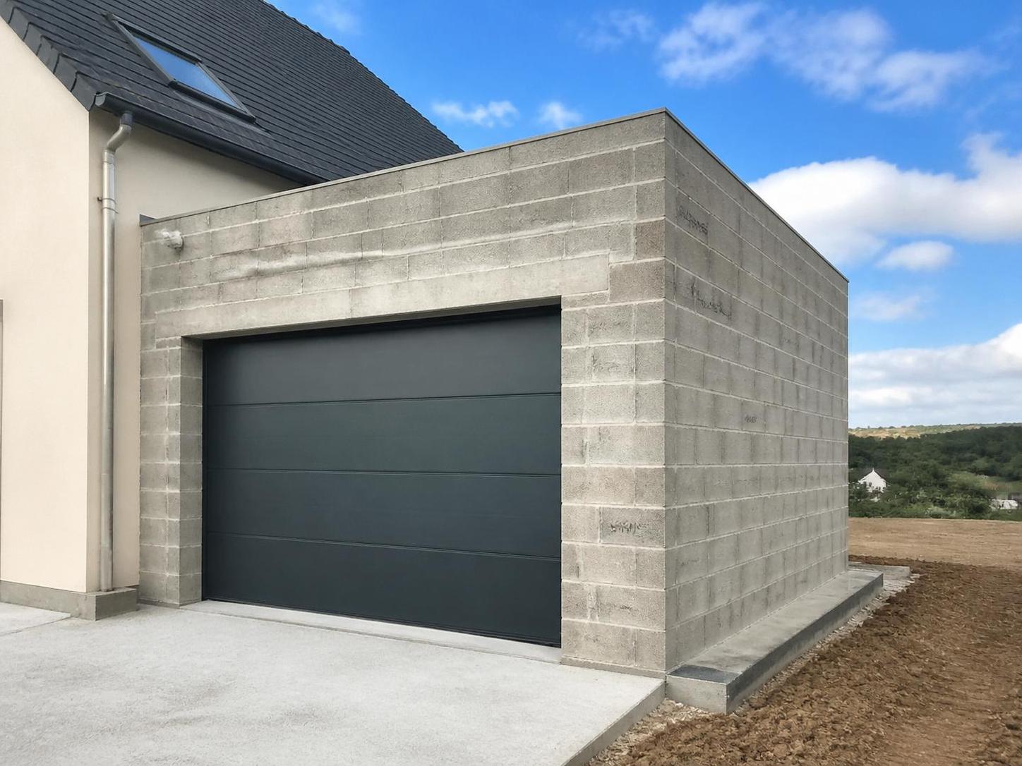 découvrez les prix de construction d'un garage en parpaing, avec une estimation détaillée des coûts matériaux et main-d'œuvre pour bien planifier votre projet.