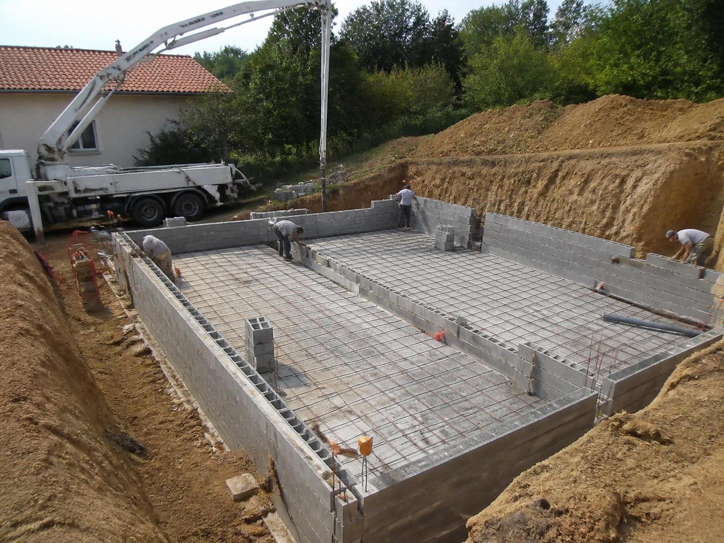 découvrez le prix de construction d'un garage en parpaing : matériaux, main-d'œuvre et conseils pour un projet réussi et économique.
